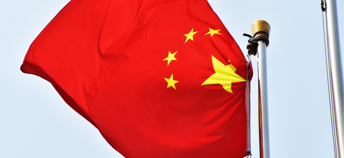 azioni cinesi delisting e crollo - bandiera cinese