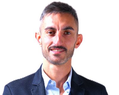 <b> Analista in Azioni e ETF </b> <br> Laurea in economia, da più di 15 anni opera sui mercati. <br> Negli ultimi 10 anni ha ottenuto con costanza profitti del +20% con il portafoglio del Club utilizzando azioni e ETF. Matteo Anelli - Commodity Spread trading