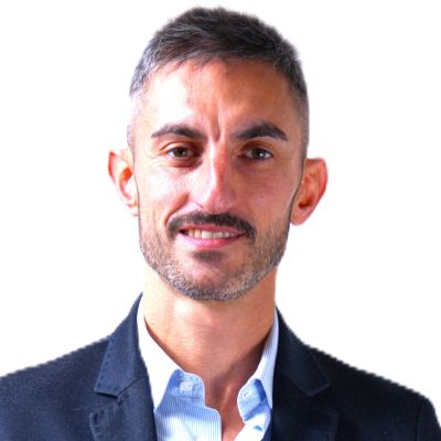 <b> Analista in Azioni e ETF </b> <br> Laurea in economia, da più di 15 anni opera sui mercati. <br> Negli ultimi 10 anni ha ottenuto con costanza profitti del +20% con il portafoglio del Club utilizzando azioni e ETF. Matteo Anelli - Commodity Spread trading